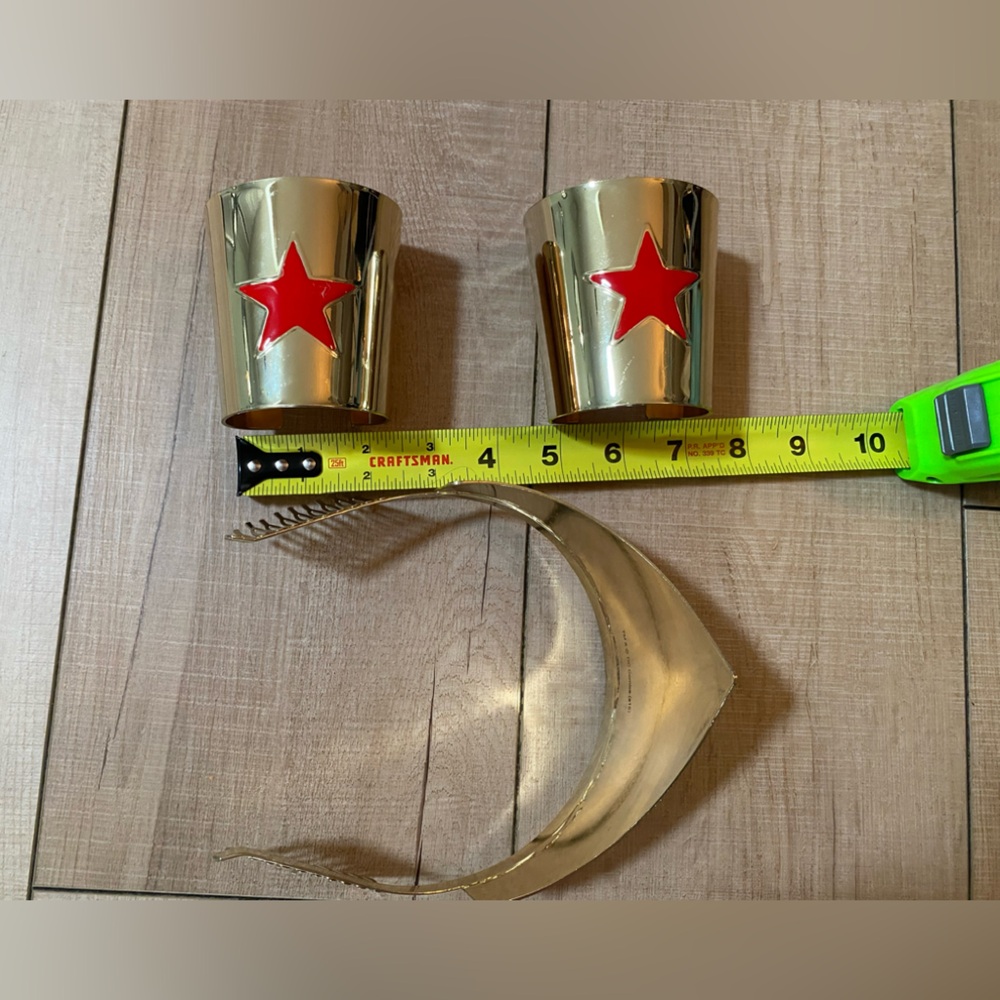 DC Comics Gold and Red Wonder Woman Accessories - Picture 5 of 9